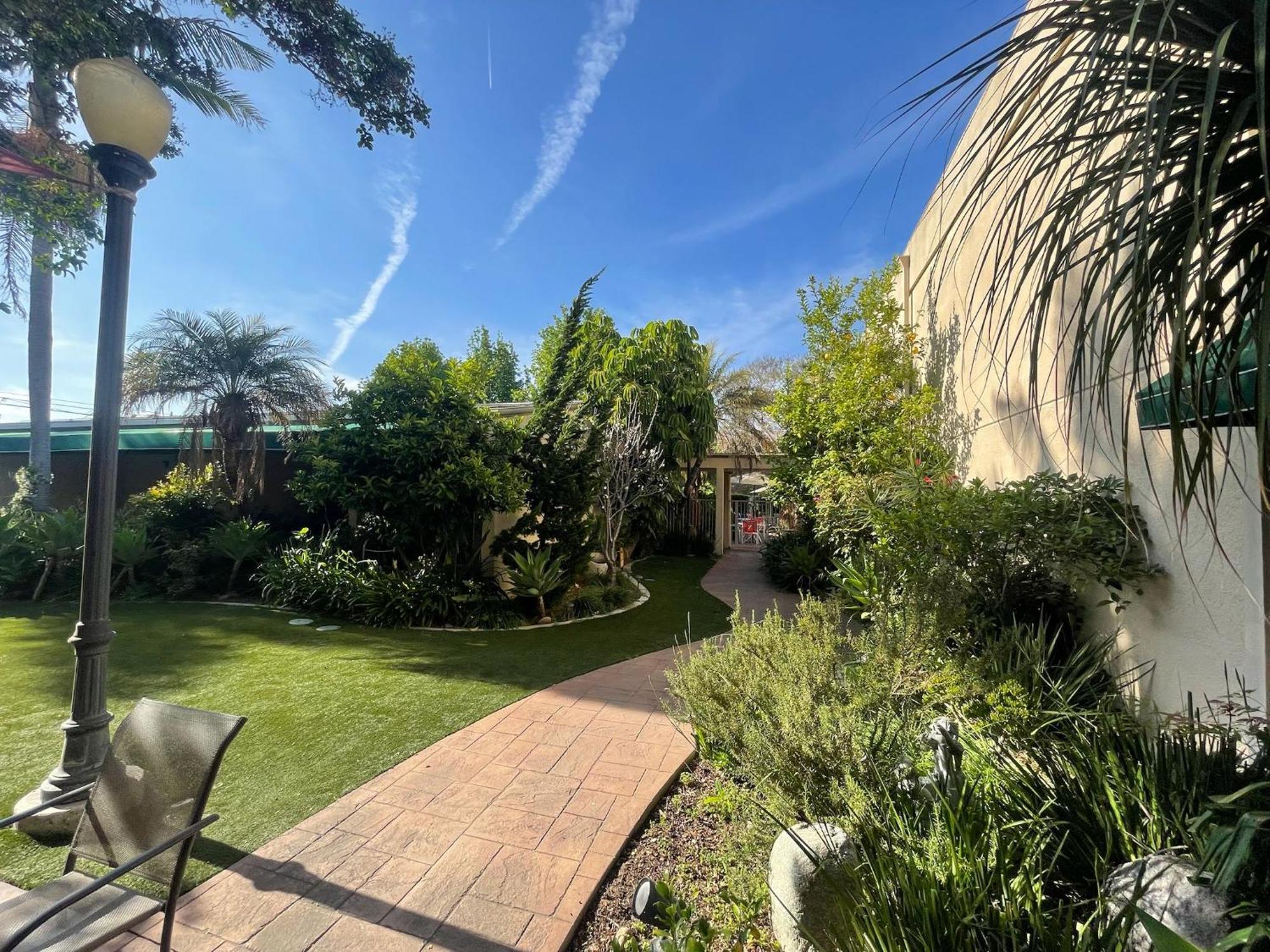 Hotel Pacific Garden Gardena